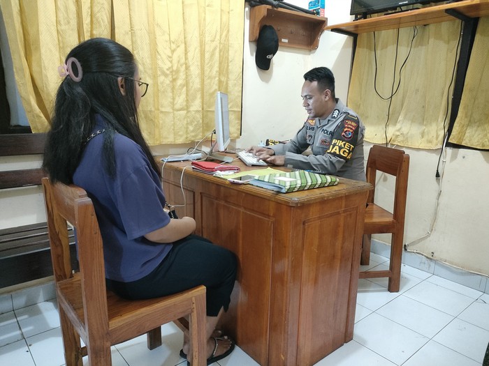 Charina Inya Mone Ramba Deta (29) saat membuat laporan polisi di Polsek Rote Selatan, Kabupaten Rote Ndao, NTT. (Dok Polsek Rote Selatan)