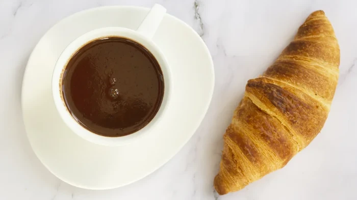 Croissant unik jadi wadah hot chocolate