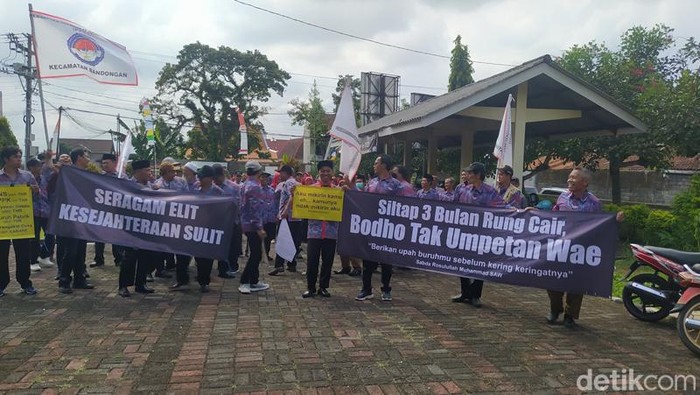 Demo perangkat desa di Kecamatan Bandongan, Magelang, menuntut gaji mereka yang belum cair sejak Januari 2024, Senin (1/4/2024).