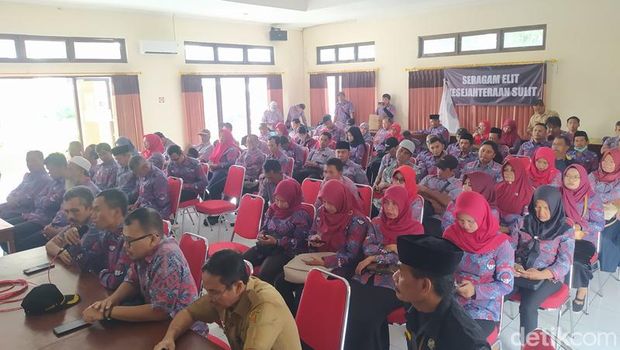 Demo perangkat desa di Kecamatan Bandongan, Magelang, menuntut gaji mereka yang belum cair sejak Januari 2024, Senin (1/4/2024).