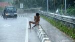 Diduga ODGJ, Pria Tanpa Busana Mandi Hujan di Bekasi