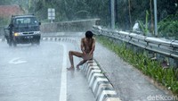 Pantauan Detikcom pukul 12.00 WIB pria tersebut duduk dan tidak melakukan aktivitas apapun.  
