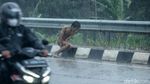 Diduga ODGJ, Pria Tanpa Busana Mandi Hujan di Bekasi