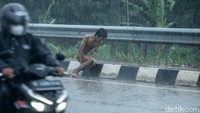 Seorang pria tanpa busana duduk di Jalan Pengairan 2, Margajaya, Bekasi, Senin (1/4/2024).  