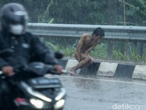 Diduga ODGJ, Pria Tanpa Busana Mandi Hujan di Bekasi