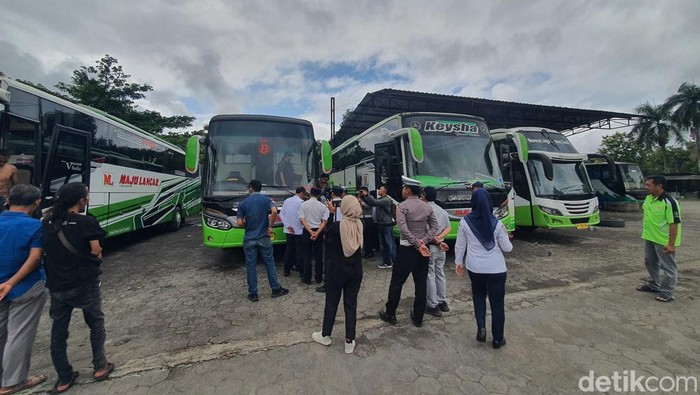 Dishub Gunungkidul gelar ramp check di garasi bus dan terminal, Senin (1/4/2024).