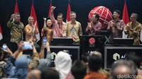 Perusahaan telekomunikasi penyedia layanan data center dan teleport facility, PT Dunia Virtual Online Tbk atau AREA31 resmi tercatat di Bursa Efek Indonesia (BEI), Senin (1/4). Perusahaan menjadi emiten ke-20 yang tercatat di BEI sepanjang 2024. 
