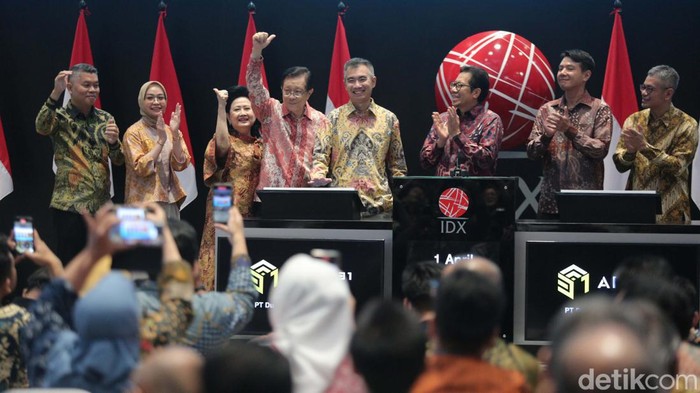 Dunia Virtual Online Resmi Melantai di BEI Perusahaan telekomunikasi penyedia layanan data center dan teleport facility, PT Dunia Virtual Online Tbk atau AREA31 melantai di BEI. Ini jadi emiten ke-20 di 2024.
