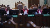 Jaksa menyakini Andhi menerima gratifikasi senilai Rp 58,9 miliar yang terdiri dari pecahan rupiah, dolar Amerika Serikat dan dolar Singapura. Jaksa meyakini Andhi Pramono melanggar Pasal 12B UU Pemberantasan Tindak Pidana Korupsi juncto Pasal 65 Ayat 1 KUHP.