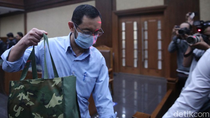 Mantan Kepala Bea Cukai Makassar, Andhi Pramono menjalani sidang vonis kasus gratifikasi di PN Tipikor, Jakarta Pusat, Senin (1/4/2024). Andhi terbukti bersalah dan dihukum 10 tahun penjara, denda Rp 1 miliar dan subsider 6 bulan penjara.