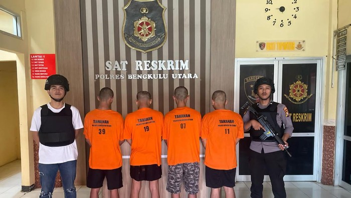 Empat pak ogah ditangkap polisi usai menganiaya kernet dan sopir boks.