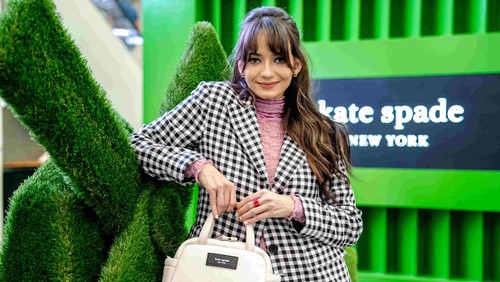 Enzy Storia di pembukaan pop-up store Kate Spade, Mall Kelapa Gading, Jakarta Utara.