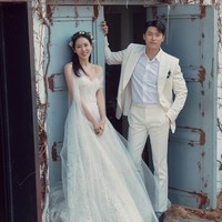Mereka pertama kali bertemu di film The Negotiation yang tayang pada 2018. Hyun Bin dan Son Ye Jin kemudian kembali menjadi lawan main di drama Crash Landing on You pada 2020. Keduanya akhirnya resmi menikah pada 2022 dan telah dikaruniai seorang anak. Foto: dok. Instagram @yejinhand