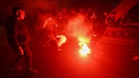 Aksi ini sempat diwarnai kericuhan.  