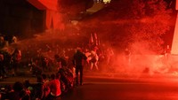 Polisi berusaha memumarkan massa dengan water cannon.