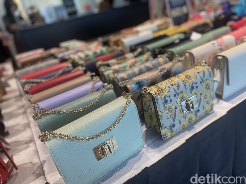 Furla Sale di Summarecon Villagio Outlets
