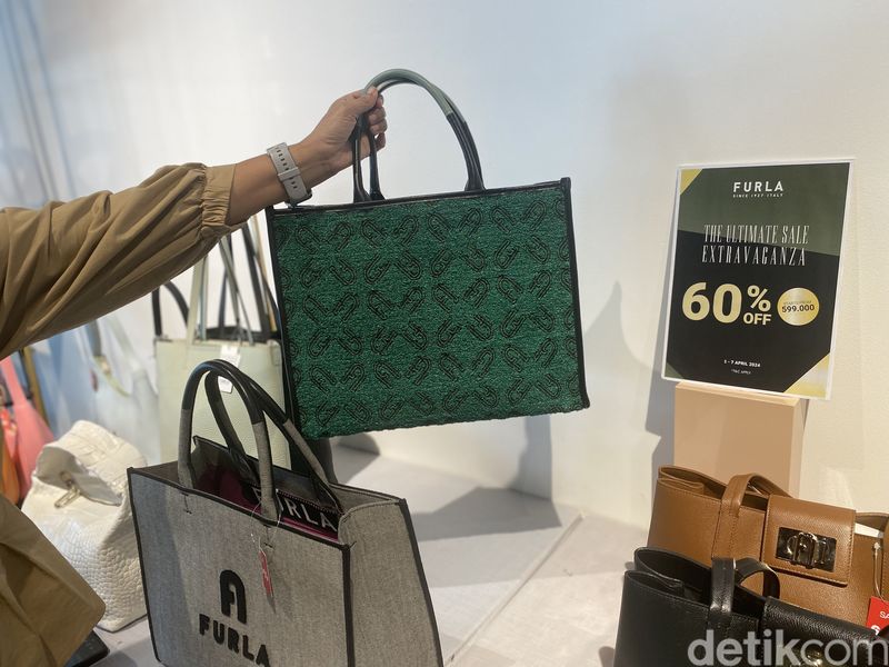 Furla Sale di Summarecon Villagio Outlets