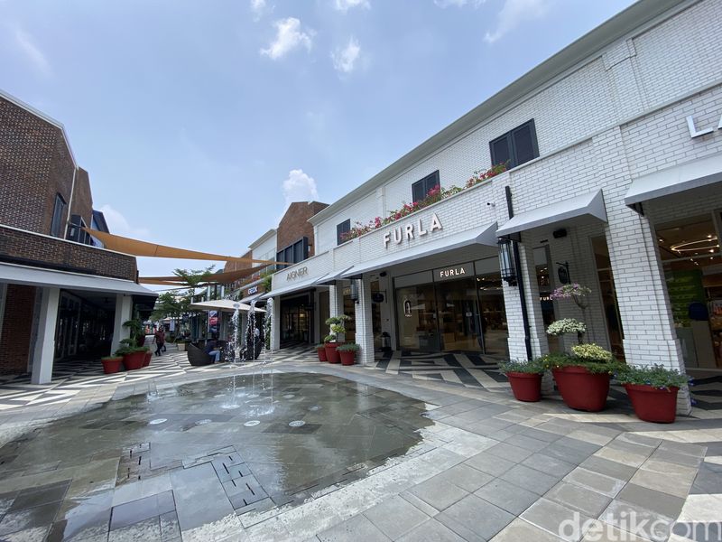 Furla Sale di Summarecon Villagio Outlets