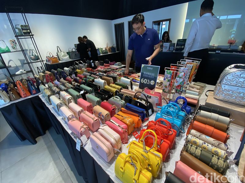 Furla Sale di Summarecon Villagio Outlets