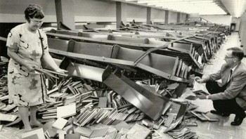 Rak yang berisi 50.000 Buku Ambruk di Perpustakaan Umum Lorain, Lorain, Ohio, 1971. Bayangkan harus menyusunnya kembali. Foto: Boredpanda