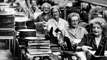 Wanita Merakit Album Rubber Soul The Beatles Di Pabrik Vinyl Hayes, 1965 Foto: Boredpanda
