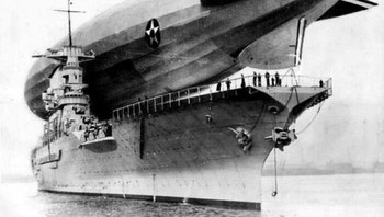 Pesawat USS Los Angeles Mendarat di USS Saratoga, Januari 1928 Foto: Boredpanda