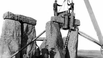 Perbaikan Stonehenge Sekitar Tahun 1919Foto: Boredpanda Foto: Boredpanda