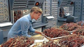 Insinyur Karen Leadlay Mengerjakan Komputer Analog Di Divisi Luar Angkasa General Dynamics, 1964 Foto: Boredpanda