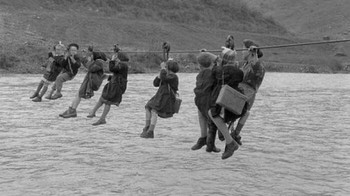 Anak-anak Menyeberangi Sungai Menggunakan Katrol Dalam Perjalanan Ke Sekolah Di Pinggiran Modena, Italia, 1959, Secara Teknis Menanjak Kedua Arah Foto: Boredpanda