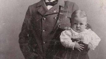 Seorang Tukang Pos Dengan Bayi di Kantong Suratnya Ketika Mengirim Anak-anak Melalui Layanan Pos AS Memungkinkan dan Sah, 1913 Foto: Boredpanda