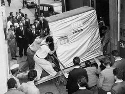 Foto Sejarah Menangkap Momen Mencengangkan