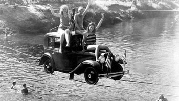 Operator melepas ban dan memasang karet gelang pada pelek untuk traksi. Tiga kabel digantung, dua untuk roda dan yang ketiga dipasang melalui bagian atas mobil untuk stabilitas. Dikatakan bahwa satu galon bahan bakar cukup untuk 1.500 perjalanan melintasi jarak 120 kaki Foto: Boredpanda