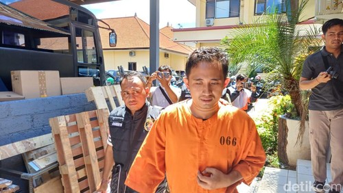 Tersangka penggelapan mobil sewaan, I Putu Dedi Andika (31) saat digiring oleh petugas menuju lokasi konferensi pers, Senin (1/4/2024).