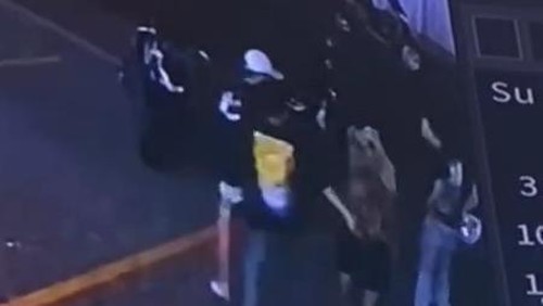 Gerombolan pemuda main keroyok di depan minimarket di Dalung, Badung, Sabtu (30/3/2024). (Tangkapan layar video viral)