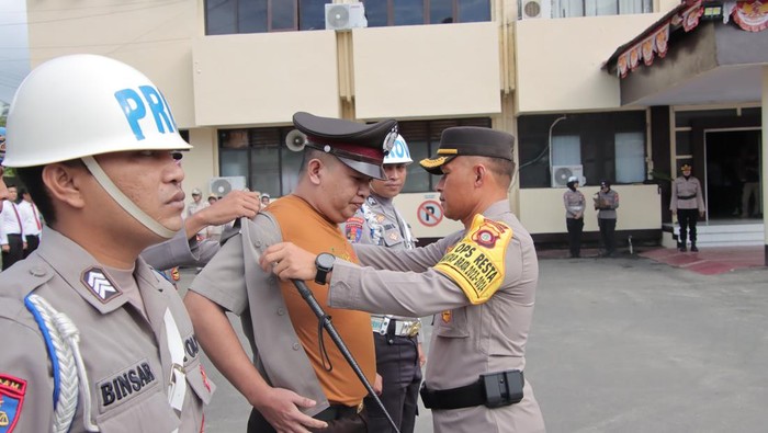 Anggota polisi bernama Supriyanto Ridwan Tamrin di Kota Gorontalo dipecat tidak dengan hormat (PTDH) karena meninggalkan tugas selama satu tahun.