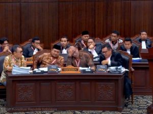Ketua MK Tegur Ketua KPU di Sidang: Pak Hasyim Tidur Ya?