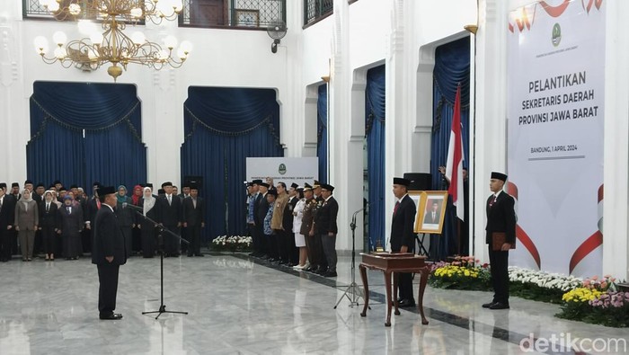 Herman Suryatman Dilantik Jadi Sekda Jabar