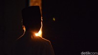 Seorang jemaah sedang melaksanakan ibadah qiyamul lail di Masjid Al Akbar Surabaya.
