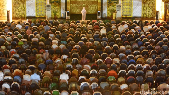 iktikaf di masjid al akbar surabaya