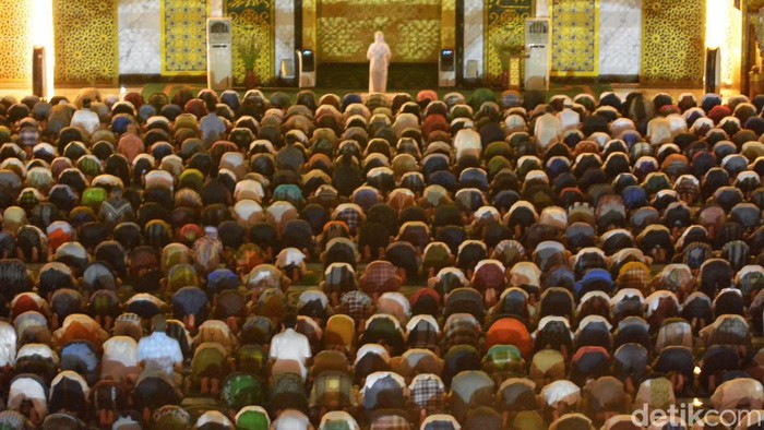 iktikaf di masjid al akbar surabaya