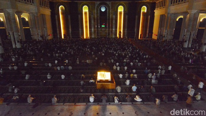 iktikaf di masjid al akbar surabaya