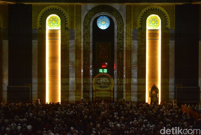 Momen Ribuan Jemaah Masjid Al Akbar Surabaya Berburu Malam Lailatul Qadar