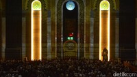 Pantauan detikJatim, tampak ribuan jemaah dengan khusyuk melaksanakan serangkaian ibadah mulai dari pukul 01.00 WIB hingga pukul 03.00 WIB.