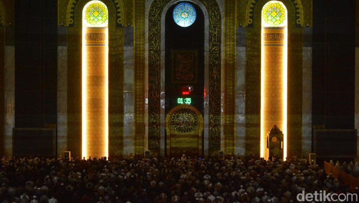 Iktikaf di Masjid Al Akbar Surabaya