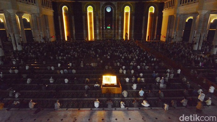 Iktikaf di Masjid Al Akbar Surabaya