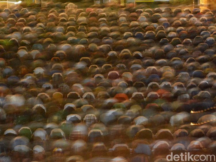 Potret Iktikaf di Masjid Al Akbar Surabaya