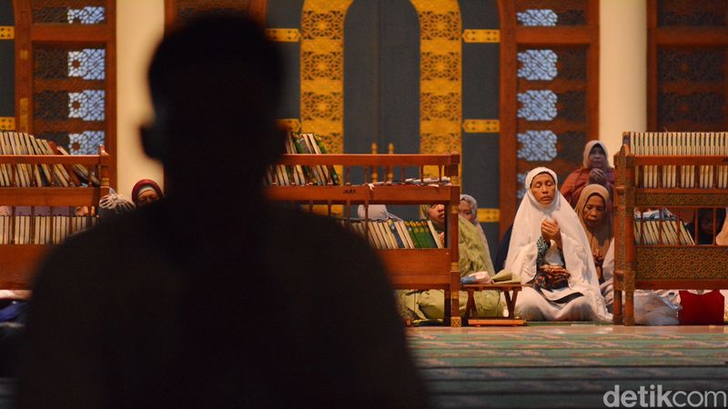 iktikaf di masjid al akbar surabaya