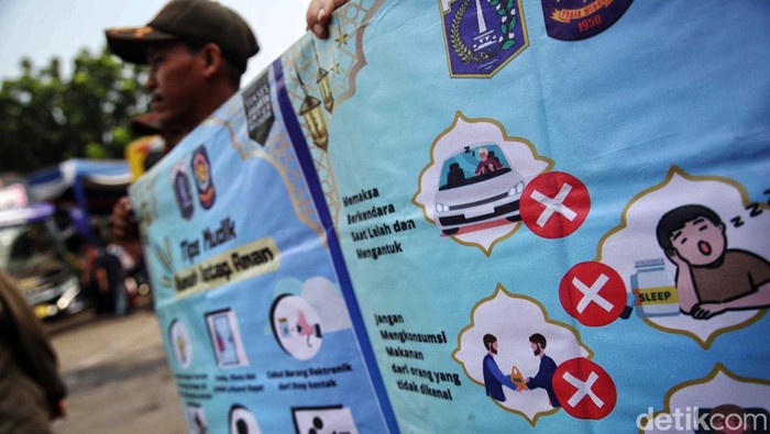 Imbauan Mudik Aman di Terminal Bus Tanjung Priok Petugas Satpol PP Tanjung Priok melakukan sosialisasi mudik aman di Terminal Bus Tanjung Priok, Jakarta Utara, Senin (1/4/2024). Aksi tersebut bertujuan menghimbau pemudik untuk waspada dan berhati-hati saat melakukan perjalanan mudik agar selamat sampai tujuan di kampung halaman.