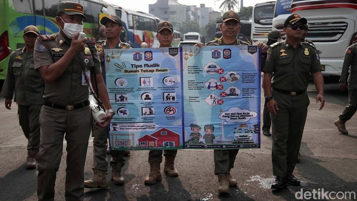 Petugas Satpol PP Tanjung Priok melakukan sosialisasi mudik aman di Terminal Bus Tanjung Priok, Jakarta Utara, Senin (1/4/2024). Aksi tersebut bertujuan  menghimbau pemudik untuk waspada dan berhati-hati saat melakukan perjalanan mudik agar selamat sampai tujuan di kampung halaman.