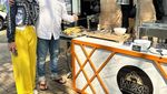 Momen Indra Bekti Makan Bakso dan Sushi Bareng Keluarga
